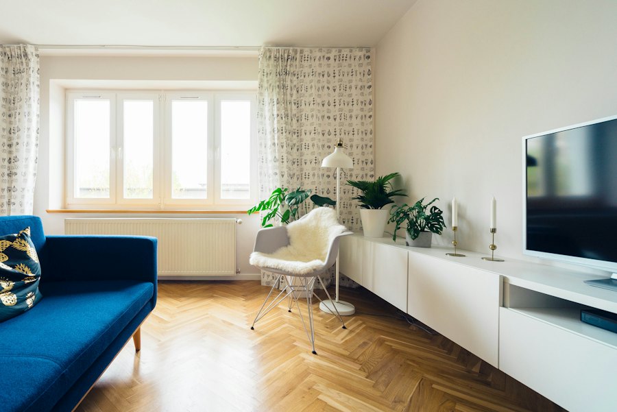 Salon z jodełką klasyczną i białą zabudową